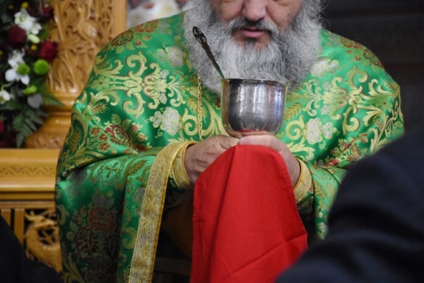 &Mu;&eta;&nu; &phi;&omicron;&beta;ά&sigma;&tau;&epsilon; &tau;ί&pi;&omicron;&tau;&alpha;, &omicron; &Theta;&epsilon;ό&sigmaf; &epsilon;ί&nu;&alpha;&iota; &mu;&alpha;&zeta;ί &mu;&alpha;&sigmaf;- &Nu;ί&kappa;&omicron;&sigmaf; έ&nu;&alpha;&sigmaf; &pi;&iota;&sigma;&tau;ό&sigmaf; &kappa;&rho;&eta;&tau;&iota;&kappa;ό&sigmaf;