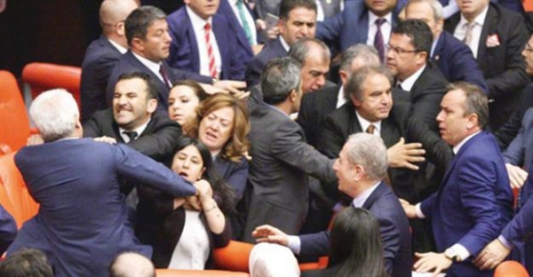 ...ΒΡΟΧΗ από Κ λ ω τ σ ο μ π ο υ ν ί δ ι α εντός της ....&quot;πολιτισμένης&quot; τουρκικής Βουλής!