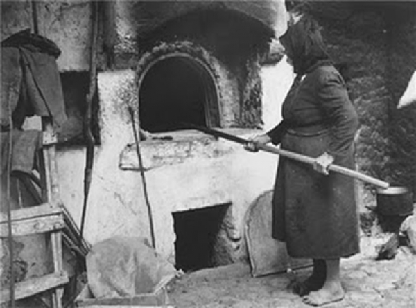 &Eta; &kappa;&omicron;&upsilon;&beta;έ&rho;&tau;&alpha; &tau;&omicron;&upsilon; &Pi;&alpha;&pi;&pi;&omicron;ύ, &mu;&iota;&alpha; &sigma;&upsilon;&gamma;&kappa;&lambda;&omicron;&nu;&iota;&sigma;&tau;&iota;&kappa;ή &iota;&sigma;&tau;&omicron;&rho;ί&alpha;...